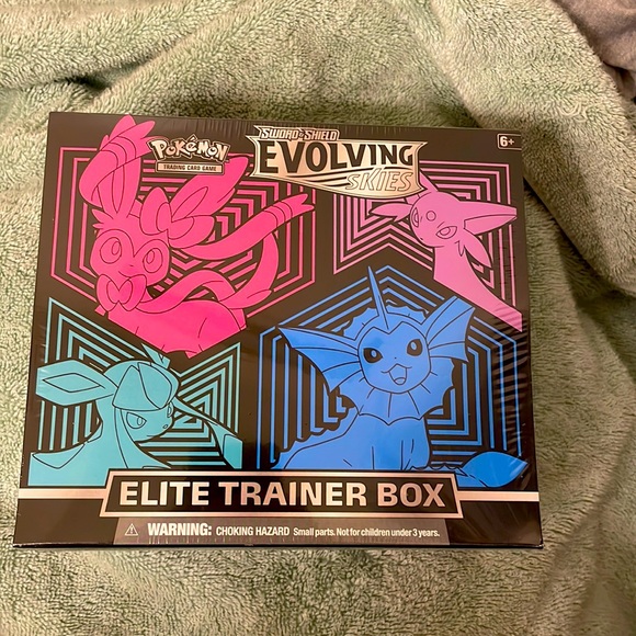 Evolving skies Elite Trainer Box - Picture 1 of 3